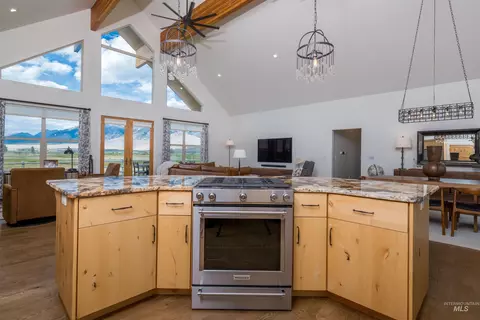 Kitchen - 181 Crows Nest Loop Rd, Mackay, ID 83251 photo 2 of 3