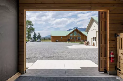Exterior - 181 Crows Nest Loop Rd, Mackay, ID 83251 photo 3 of 7