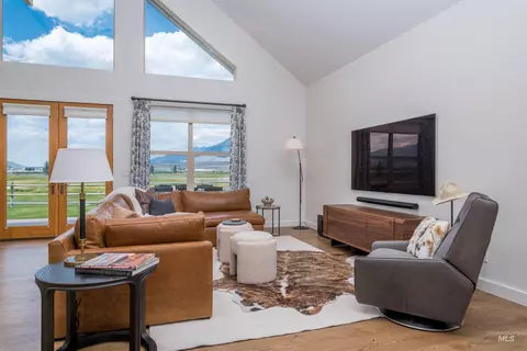 Living - 181 Crows Nest Loop Rd, Mackay, ID 83251 photo 4 of 4