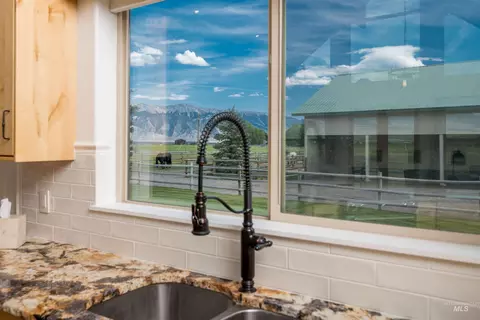 Kitchen - 181 Crows Nest Loop Rd, Mackay, ID 83251 photo 3 of 3