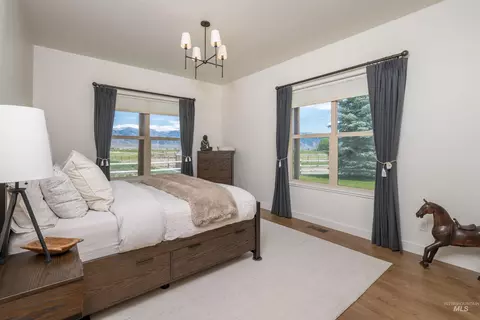 Bedroom - 181 Crows Nest Loop Rd, Mackay, ID 83251 photo 3 of 4