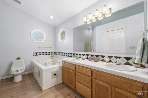 Bath - 1624 E Seaport Ct, Boise, ID 83706 photo 2 of 4