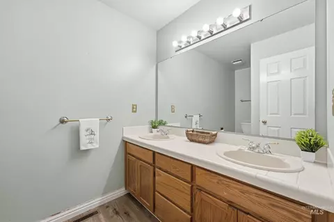 Bath - 1624 E Seaport Ct, Boise, ID 83706 photo 1 of 4