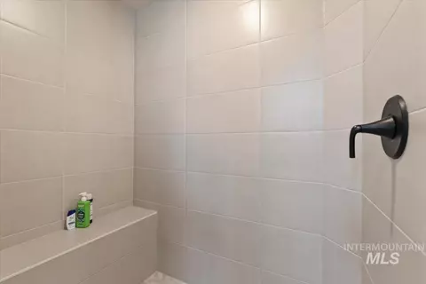 Bath - 6538 E Lucy Dr, Eagle, ID 83629 photo 4 of 5
