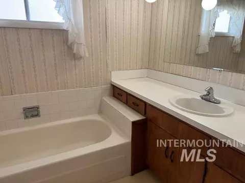Bath - 607 N 5th St, Nyssa, OR 97913 photo 2 of 3
