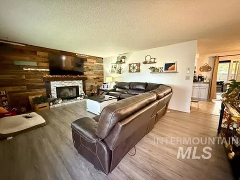 Living - 1250 W 9th St, Weiser, ID 83672 photo 1 of 2