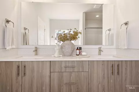 Bath - 4308 E Rincon Dr, Meridian, ID 83642 photo 3 of 5