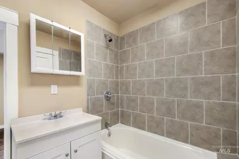 Bath - 461 3rd Ave N, Twin Falls, ID 83301 photo 1 of 1