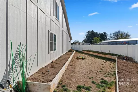 Exterior - 7933 E Apple Tree Lp, Nampa, ID 83687 photo 6 of 6