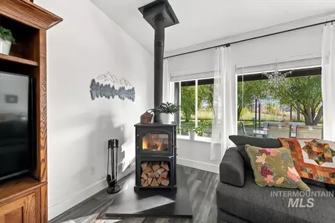 Living - 905 NW 14th Ave, Payette, ID 83661 photo 2 of 3