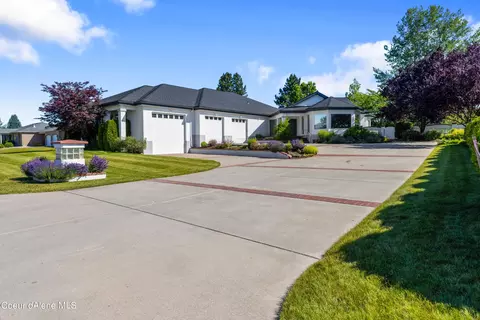 981 W Oakwood Dr, Hayden, ID 83835