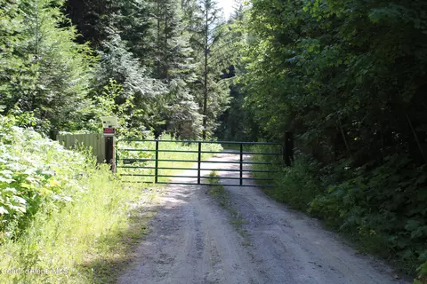 718 Otter Ln, Bonners Ferry, ID 83805