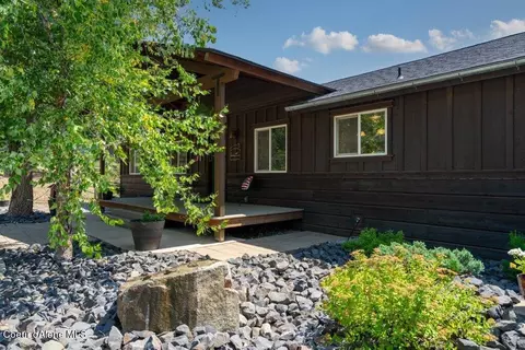 27950 N Holiday Ln, Athol, ID 83801