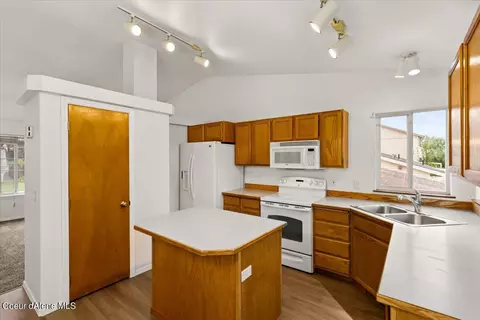 909 E Glacier Peak Dr, Post Falls, ID 83854 photo 5