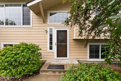 909 E Glacier Peak Dr, Post Falls, ID 83854