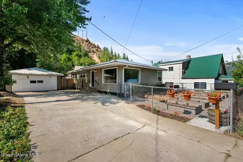 818 S Division St, Wardner, ID 83837