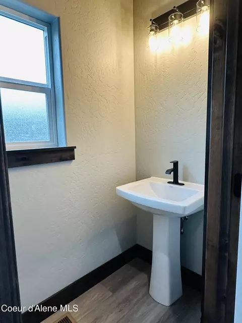 Bath - 131 E Lobo Loop, Hayden, ID 83835 photo 1 of 3