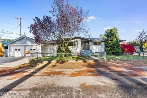 302 Montana Ave, Pinehurst, ID 83850