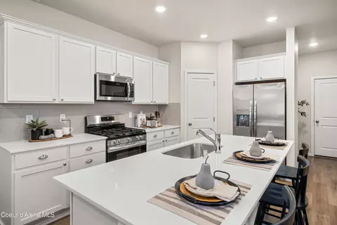 Kitchen - 87 E Sandmyrtle Ave, Hayden, ID 83835 photo 7 of 8