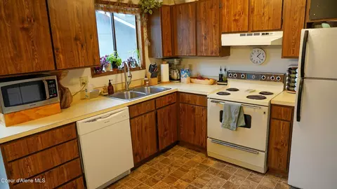 Kitchen - 1903 E 1st Ave, Post Falls, ID 83854 photo 3 of 4