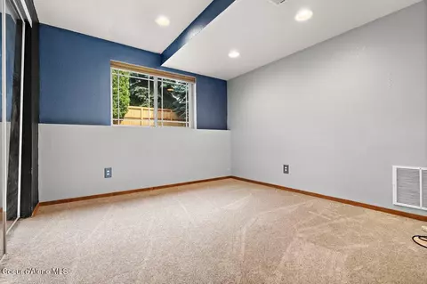 Bedroom - 527 E Cloverleaf Dr, Hayden, ID 83835 photo 6 of 11