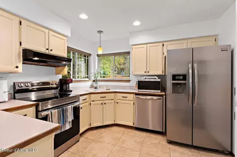 Kitchen - 527 E Cloverleaf Dr, Hayden, ID 83835 photo 2 of 2