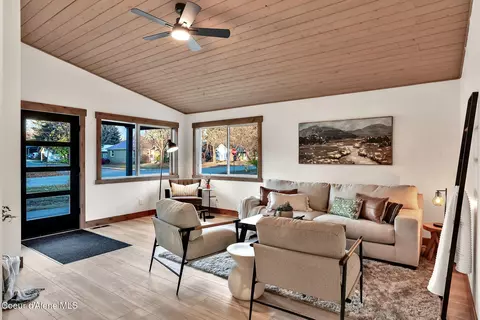 Living - 1005 Cedar St, Sandpoint, ID 83864 photo 1 of 3