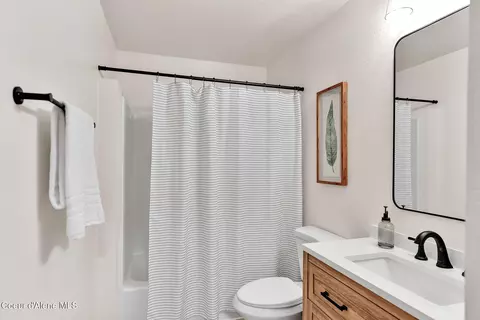 Bath - 1005 Cedar St, Sandpoint, ID 83864 photo 6 of 6