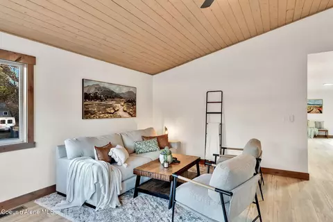 Living - 1005 Cedar St, Sandpoint, ID 83864 photo 2 of 3