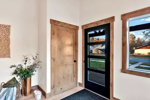 Entry Way - 1005 Cedar St, Sandpoint, ID 83864 photo 1 of 2