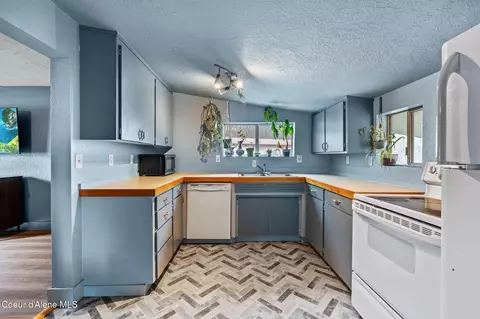 Kitchen - 508 Main St, Pinehurst, ID 83850 photo 2 of 3