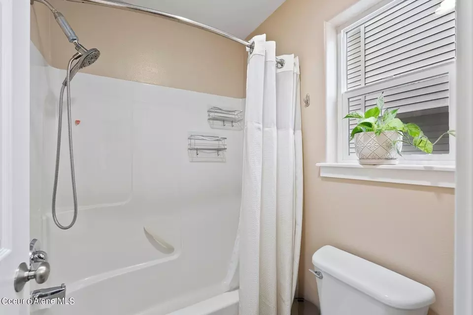 Bath - 1577 W Yaquina Dr, Post Falls, ID 83854 photo 2 of 4