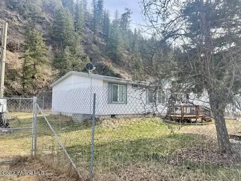 201 W Fork Pinecreek, Pinehurst, ID 83850