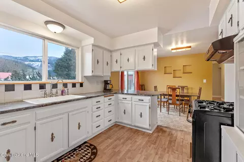 Kitchen - 1028 E Larch Ave, Osburn, ID 83849 photo 2 of 2