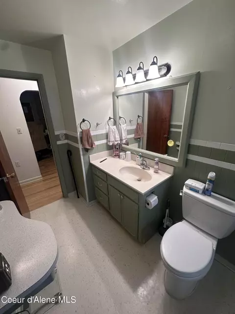 Bath - 132 W Brown Ave, Kellogg, ID 83837 photo 1 of 2