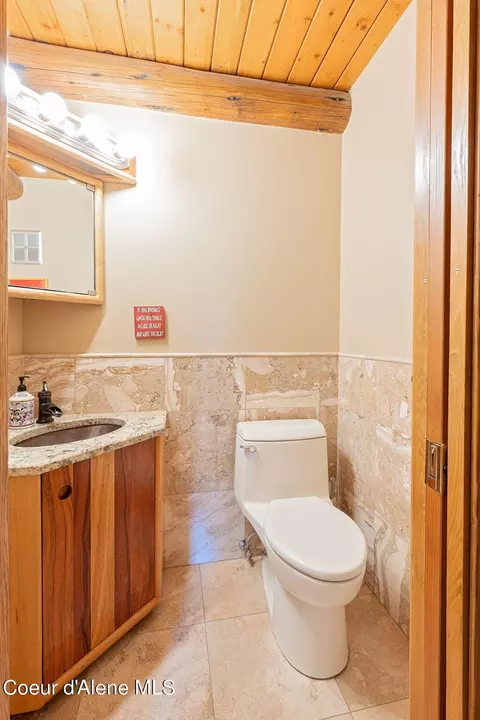 Bath - 701 Gooby Rd, Sandpoint, ID 83864 photo 3 of 4