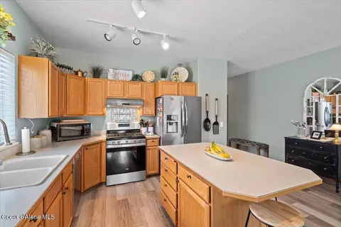 Kitchen - 241 W Frontier Trl, Post Falls, ID 83854 photo 3 of 4