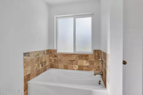 Bath - 114 Blazing Saddle, Pinehurst, ID 83850 photo 4 of 4