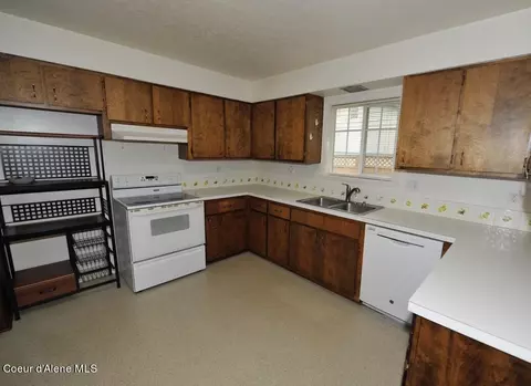 Kitchen - 224 S 2nd Ave, Sandpoint, ID 83864 photo 2 of 6