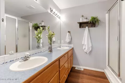 Bath - 5074 E Shoreline Dr, Post Falls, ID 83854 photo 3 of 5