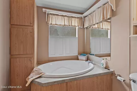 Bath - 7284 E Forest View Rd, Athol, ID 83801 photo 2 of 3