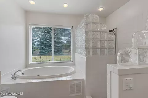 Bath - 4156 E Lupin Ln, Athol, ID 83801 photo 2 of 4
