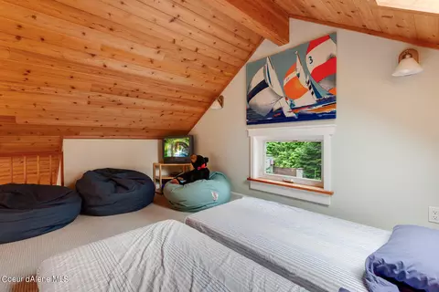 Bedroom - 6298 S Panorama View Dr, Harrison, ID 83833 photo 3 of 10