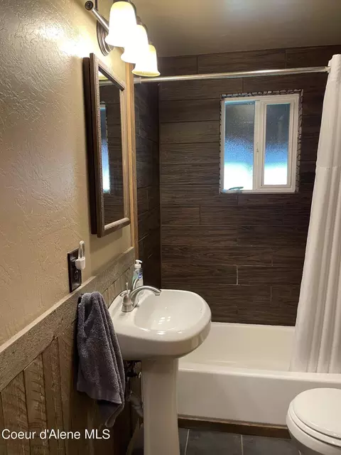 Bath - 515 W Riverside Ave, Kellogg, ID 83837 photo 2 of 2