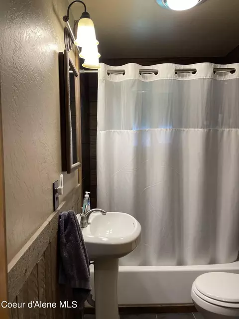 Bath - 515 W Riverside Ave, Kellogg, ID 83837 photo 1 of 2
