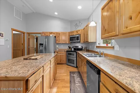 Kitchen - 18277 W Spuler Ln, Hauser, ID 83854 photo 1 of 3