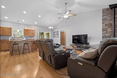 Living - 18277 W Spuler Ln, Hauser, ID 83854 photo 1 of 3