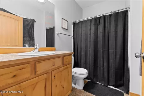 Bath - 18277 W Spuler Ln, Hauser, ID 83854 photo 1 of 2