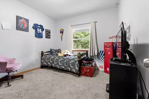 Bedroom - 18277 W Spuler Ln, Hauser, ID 83854 photo 3 of 4
