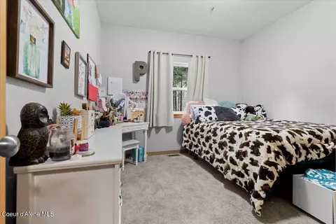 Bedroom - 18277 W Spuler Ln, Hauser, ID 83854 photo 4 of 4